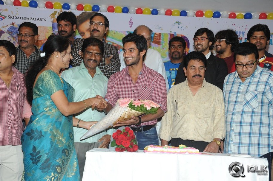 Aadi-Birthday-Celebrations-With-Pyaar-Mein-Padipoyane-Team